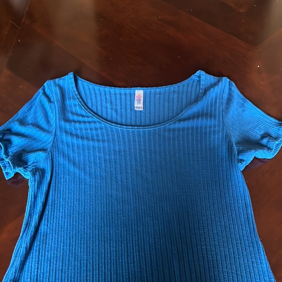 Woman’s LulaRoe Shirt - Picture 2 of 3